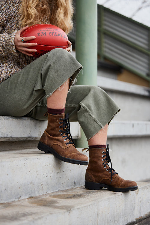 Lifestyle Women 8 image of Blundstone Women's Originals #2532 in Tobacco
