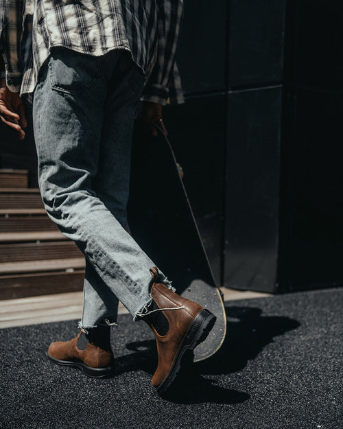 Lifestyle Men 8 image of Blundstone Men's Classics #1609 in Antique Brown