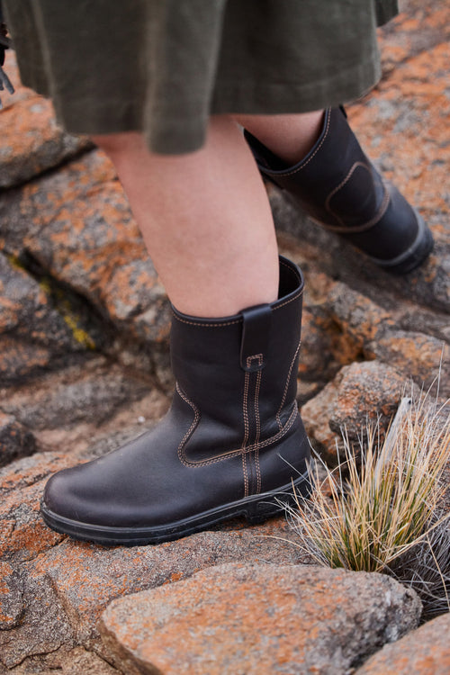 Lifestyle Women 7 image of Blundstone Women's Originals #2528 in Claret