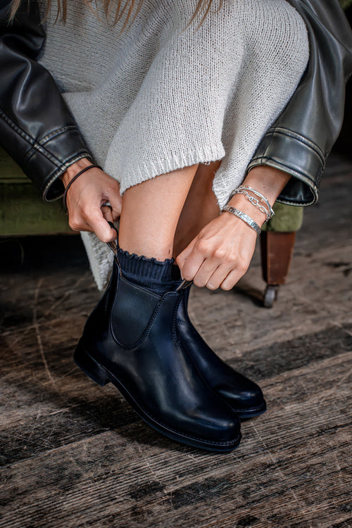 Lifestyle Women 2 image of Blundstone Women's Heritage #156 in Black