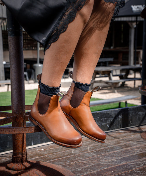 Lifestyle Women 2 image of Blundstone Women's Heritage #158 in Chestnut