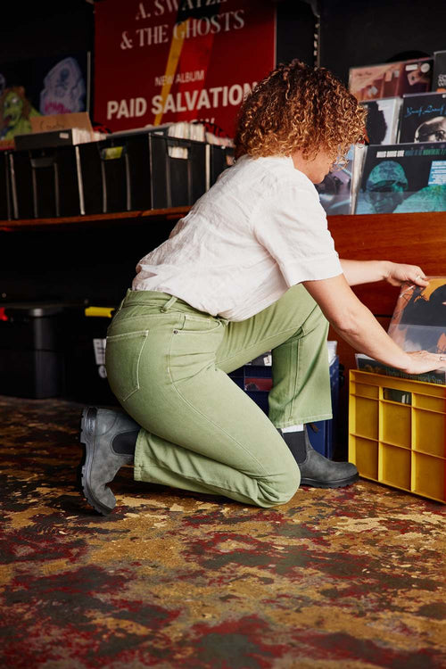 Lifestyle Women 1 image of Blundstone Women's Classics #587 in Rustic Black
