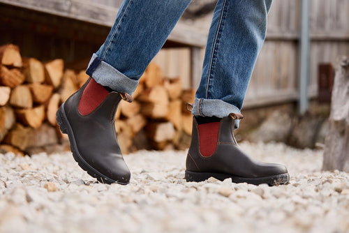 Lifestyle Men 4 image of Blundstone Men's Originals #2500 in Brown / Crimson