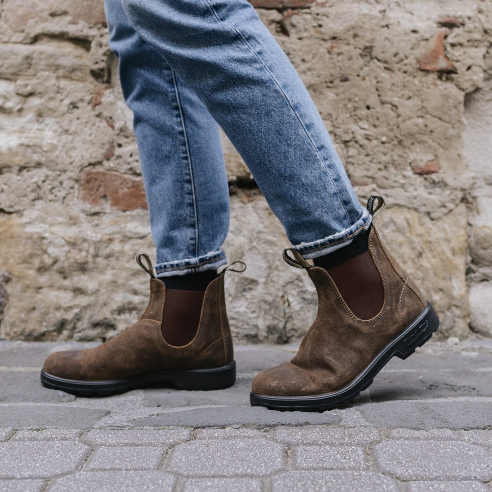 blundstones in rain